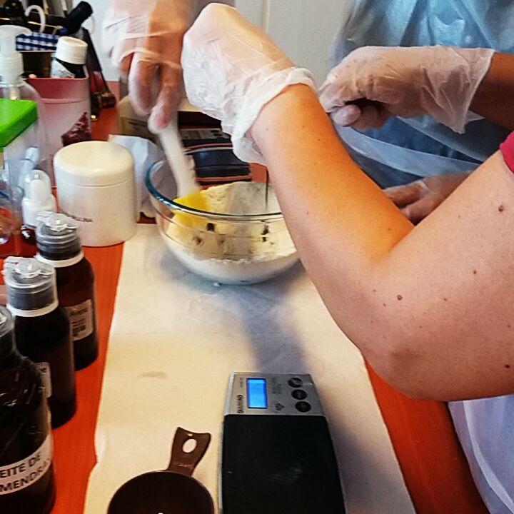 CURSO PRESENCIAL DE CREMAS NATURALES Y FORMAS COSMÉTICAS